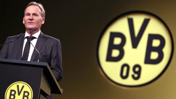 Ein Mann spricht am Rednerpult vor dem BVB 09 Logo.