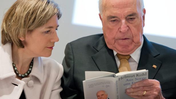 Helmut Kohl und seine Fraue Maike Richter-Kohl, die treibende Kraft im Verfahren gegen Heribert Schwan.