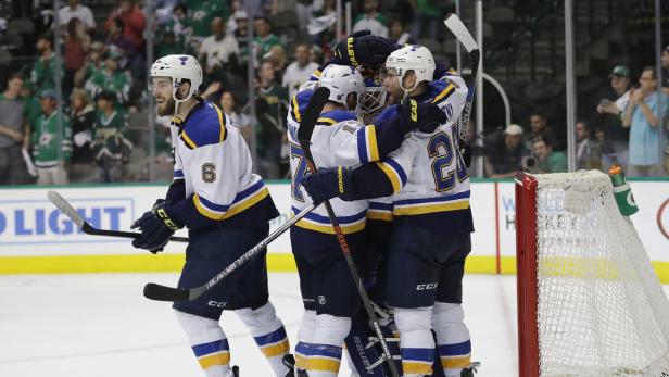 Eishockeyspieler der St. Louis Blues feiern ein Tor.