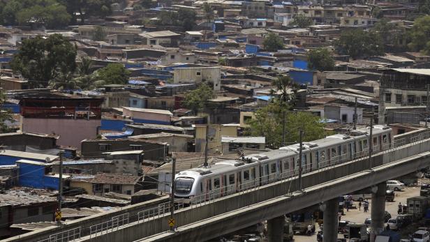 Heute ging das erste Teilstück der Mumbai-Metro in Betrieb. Das Großbauprojekt wird in drei Phasen errichtet...