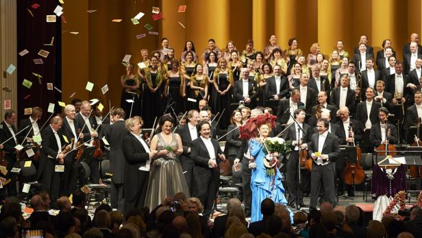 Blumen, Konfetti, Geschenke, Ovationen: Edita Gruberova verwandelte die Staatsoper in ein Tollhaus