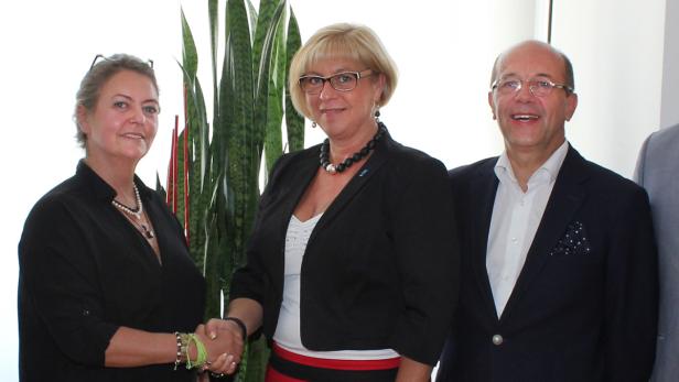 Citymanagerin Sabine Haugermit Bürgermeisterin Ursula Puchebner und Rudolf Decker, dem Obmann des Kaufmannsvereins City Club Amstetten