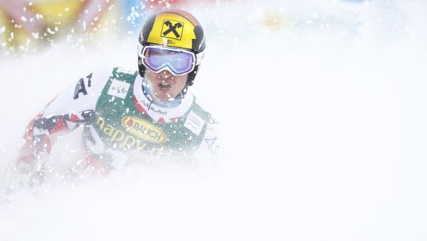 Ein Skirennfahrer rast mit hoher Geschwindigkeit durch den Schnee.