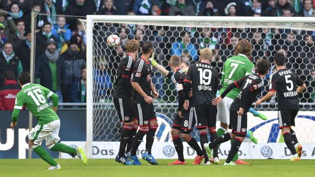 Junuzovic (li.) zirkelte einen Freistoß ins linke Eck - unhaltbar für Leverkusen-Keeper Bernd Leno.