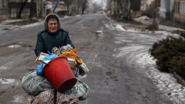 Während auf politischer Ebene nach einer Lösung gesucht wird, gehen Elend, Tod und Zerstörung in der Ostukraine weiter.