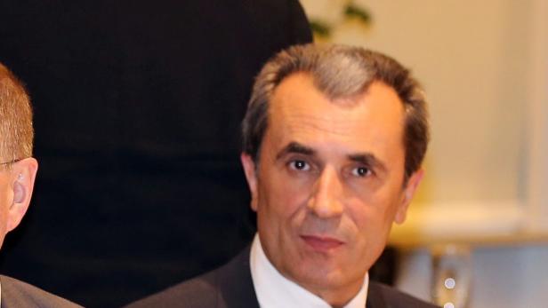 Ein Porträt eines Mannes in einem dunklen Anzug.