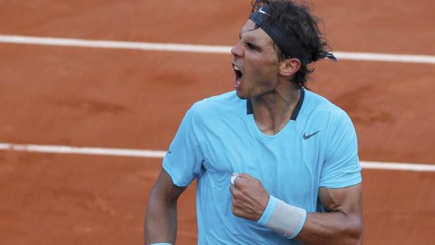 Rafael Nadal jubelt auf einem Sandplatz.
