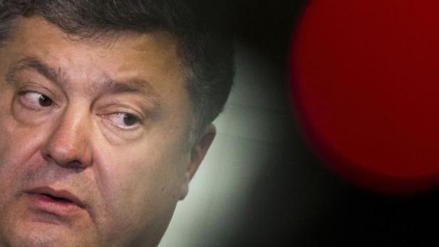 Ukranian presidential candidate Poroschenko talks Nahaufnahme von Petro Poroschenko, der zur Seite blickt.