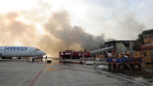 Der Flughafen wurde von drei heftigen Explosionen erschüttert.