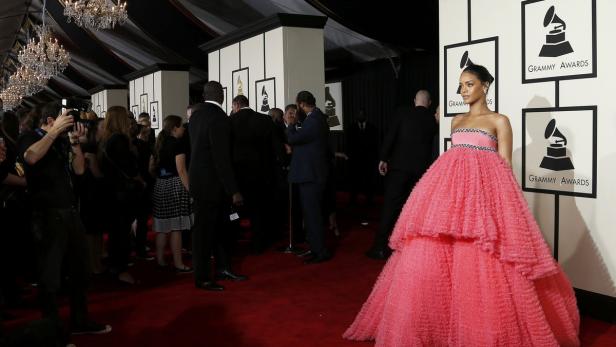 Rihanna in einem auffälligen, pinkfarbenen Kleid bei den Grammy Awards.