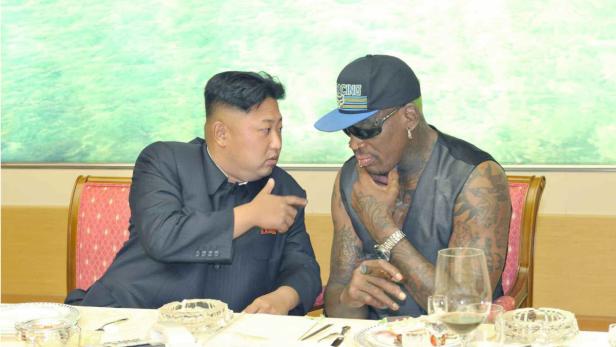 epa03855456 North Korean leader Kim Jong-un (L) meets with former NBA star Dennis Rodman in Pyongyang, North Korea, on 07 September 2013, according to the regime&#039;s official Korean Central News Agency. The news wire said that they watched a friendly basketball game and had dinner together. The photo is released by the Rodong Sinmun, an organ of the ruling Workers&#039; Party of Korea. EPA/Rodong Sinmun / HANDOUT SOUTH KOREA OUT HANDOUT EDITORIAL USE ONLY/NO SALES