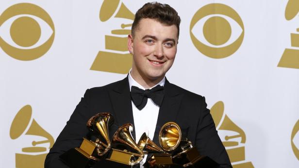 Sam Smith hält mehrere Grammy Awards in den Händen.