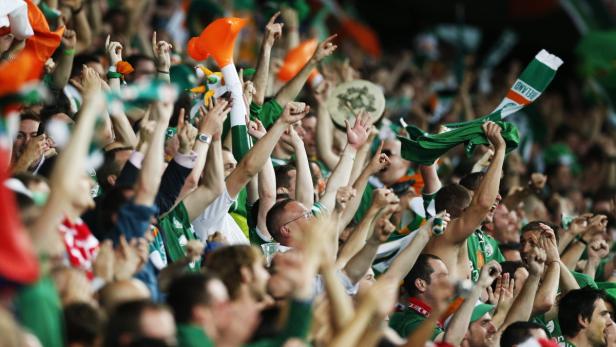 epa03258744 Irish fans cheer during the Group C preliminary round match of the UEFA EURO 2012 between Ireland and Croatia in Poznan, Poland, 10 June 2012. EPA/ADAM CIERESZKO UEFA Terms and Conditions apply http://www.epa.eu/downloads/UEFA-EURO2012-TCS.pdf