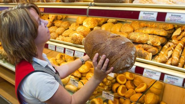 Eine Verkäuferin in einem Geschäft einer Bäckerei in Frankfurt (Oder) räumt am Freitag (10.09.2010) Brote ins Regal. Der Verband Deutscher Großbäckereien äußert sich am gleichen Tag auf einer Pressekonferenz in Düsseldorf zu den Absatzzahlen. Foto: Patrick Pleul dpa/lbn +++(c) dpa - Bildfunk+++