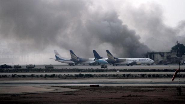 Mehr als 50 Menschen wurde bei Anschlägen in Pakistan getötet, 28 davon am Flughafen in Karachi.