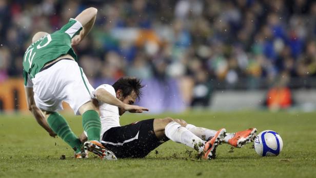 APA12076090 - 26032013 - DUBLIN - IRLAND: Fußball WM-Qualifikationsspiel zwischen Irland und Österreich am Dienstag, 26. März 2013, in Dublin. Im Bild vlnr.: Connor Sammon (IRL) gegen Veli Kavlak (AUT). APA-FOTO: GEORG HOCHMUTH