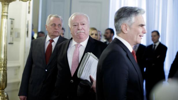 FLÜCHTLINGSGIPFEL: HUNDSTORFER / HÄUPL / FAYMANN Mittendrin: Michael Häupl, Wiens Bürgermeister.