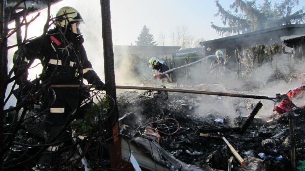 Feuerwehrleute bekämpfen einen Brand in einem Wohngebiet.