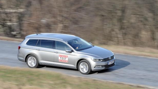 Ein silberner VW Passat Variant fährt auf einer Landstraße.