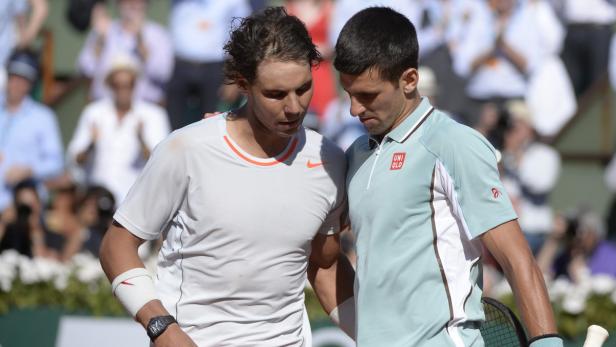 Rafael Nadal und Novak Đoković stehen nach einem Tennismatch zusammen.