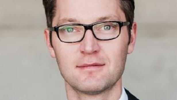 Ein Porträt eines Mannes mit Brille.