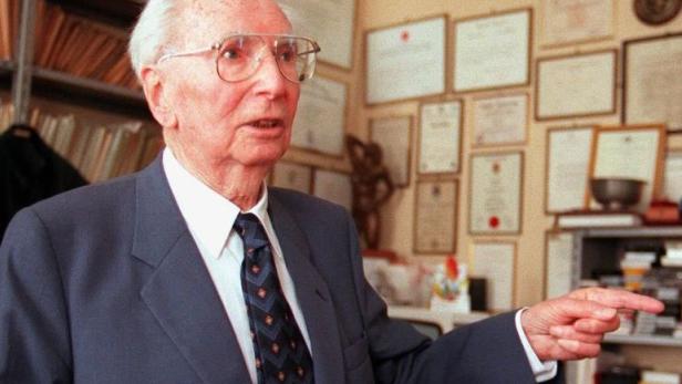 Der Arzt und Psychotherapeut Viktor Frankl, aufgenommen am 06.06.1997 in seinem Arbeitszimmer in Wien-Alsergrund