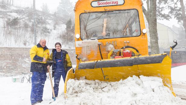 Normalerweise reparieren Jürgen Kaufmann (re.) und sein Kollege Straßenbahnen. Wenn es schneit, rücken sie mit dem Pfluggerät aus.