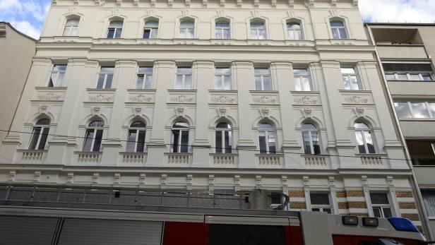 Ein Tatortermittler der Polizei am Dienstag, 10. September 2013, im Stiegenhaus einer Wohnhausanlage in Wien-Landstraße. In der Nacht hat ein 62-jähriger Mann offenbar versucht seine 55 Jahre alte Ehefrau zu töten und sich anschließend selbst das Leben genommen. APA-FOTO: HERBERT NEUBAUER