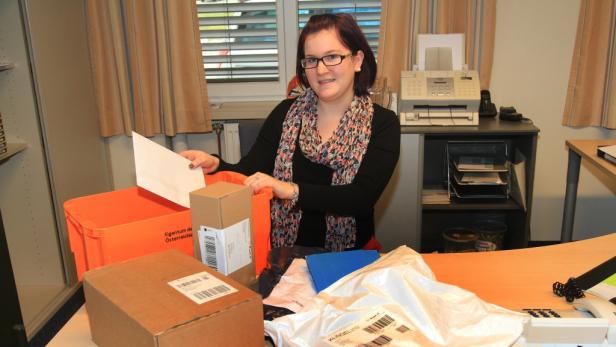 Barbara Hauser muss im Gemeindeamt von Gampern auch noch die Aufgaben der Post übernehmen.