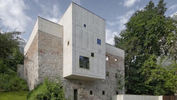 Jahrelang stand das ehemalige Bauernhaus in Steyr leer, nun hat Gernot Hertl eine Sommerresidenz daraus gemacht. Die alten Mauern blieben erhalten und bilden den Innenhof. Der Neubau schiebt sich durch diesen hindruch, springt aus der Gebäudefront vor und bildet einen Erker zur Enns.