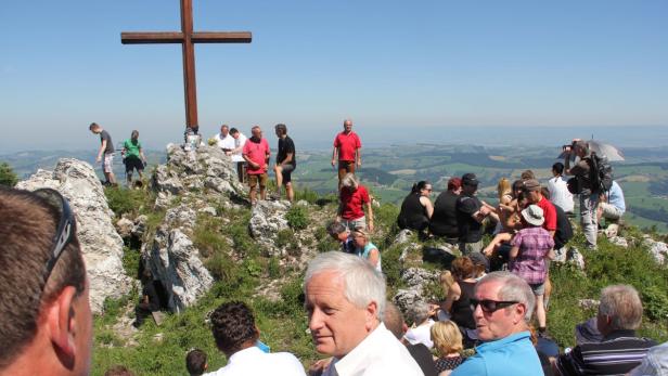 Dutzende Bergkameraden und Freunde weinten am Pfingstmontag am Prochenberg um die vier Toten.