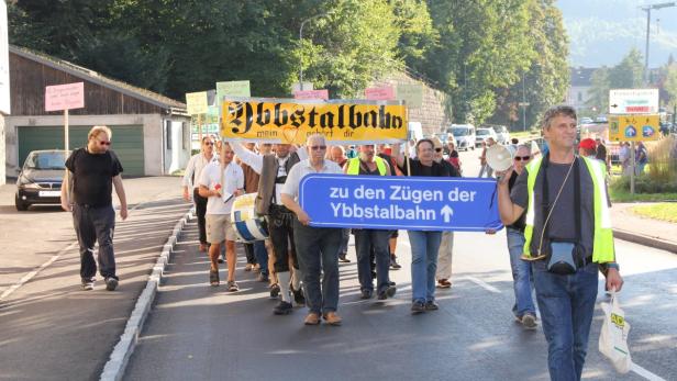 Christian Böhmer führt die Demo für die Ybbstalbahn an