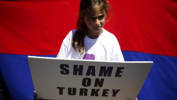 &quot;Schäme Dich, Türkei&quot; steht auf dem Schild dieses armenischen Mädchens