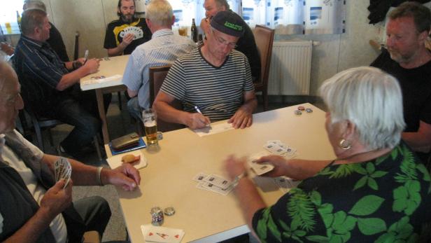 Großmeister im Einsatz: Rudolf Schwec bittet seit Jahren zum gepflegten Kartenspiel