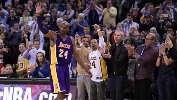 Kobe Bryant winkt den applaudierenden Zuschauern zu.