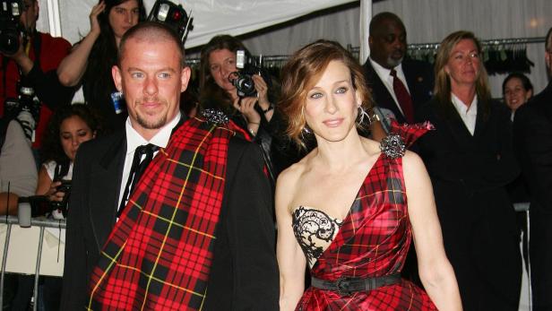 Alexander McQueen und Sarah Jessica Parker in einem Entwurf von ihm