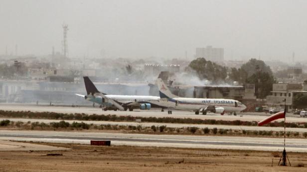 Rauch über dem Flughafen in Karachi