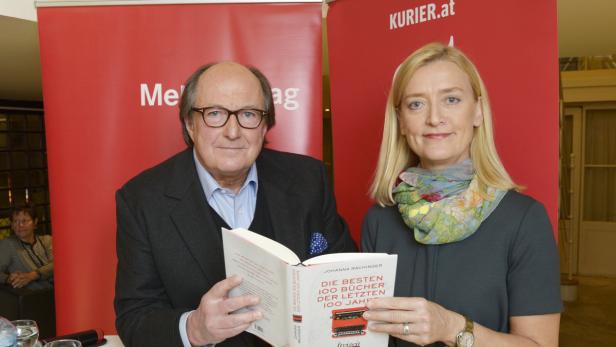 Johanna Rachinger präsentiert zusammen mit einem Mann ihr Buch „Die besten 100 Bücher der letzten 100 Jahre“.