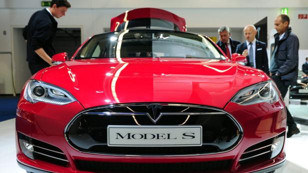 GERMANY FRANKFURT MOTOR SHOW Ein rotes Tesla Model S mit geöffneter Motorhaube auf einer Automesse.