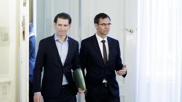 FLÜCHTLINGSGIPFEL: KURZ / WALLNER Sebastian Kurz und ein weiterer Mann in Anzügen gehen durch einen Türrahmen.