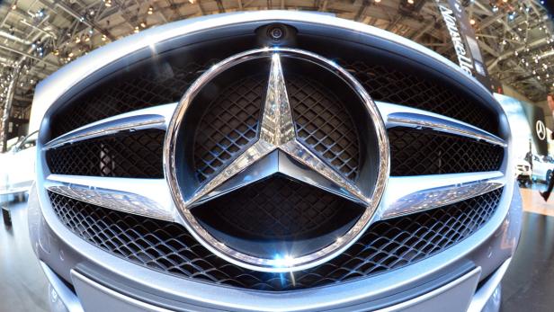 Mercedes-Benz und BMW führen im Ranking der Firma Interbrand die Rangliste der wertvollsten deutschen Marken an.