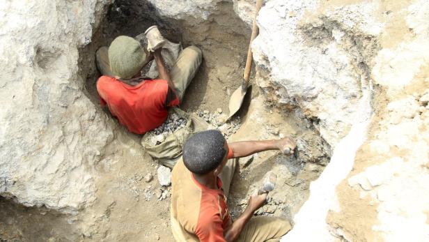 REUTERS/Kenny Katombe Kinderarbeit für Handys, hier im Kongo