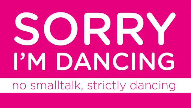 Auf einem pinkfarbenen Hintergrund steht in weißer Schrift „Sorry I'm dancing, no smalltalk, strictly dancing“.