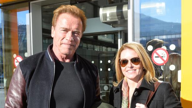Schwarzenegger mit Freundin Heather Milligan am Flughafen in Innsbruck.