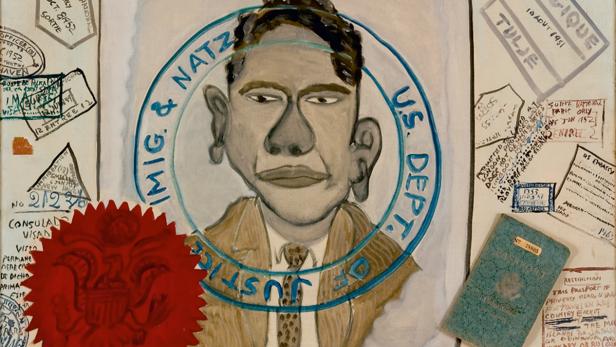 Ein Porträt vor einem Hintergrund mit Stempeln und dem Siegel des US-Justizministeriums.