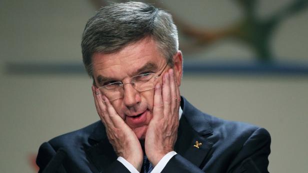Thomas Bach, Präsident des IOC, stützt sein Gesicht in seinen Händen.