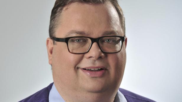 Ein Mann mit Brille lächelt in die Kamera.