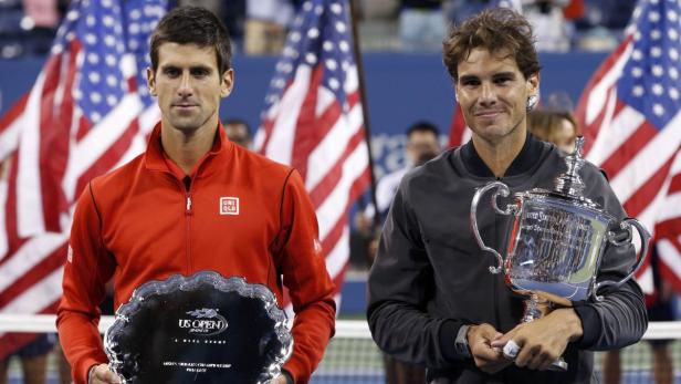 Novak Đoković und Rafael Nadal mit ihren Trophäen bei den US Open.