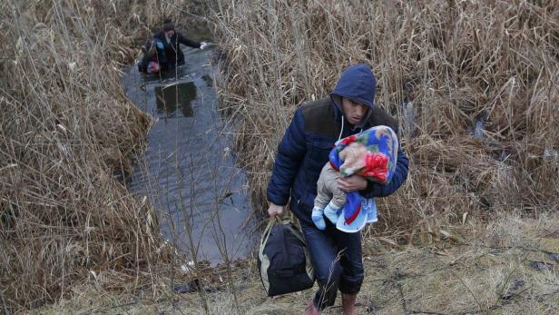 Bei eisiger Kälte durchqueren Asylwerber teils bloßfüßig Bäche, um in die EU zu kommen: Hier können sie aber meist nicht lange bleiben