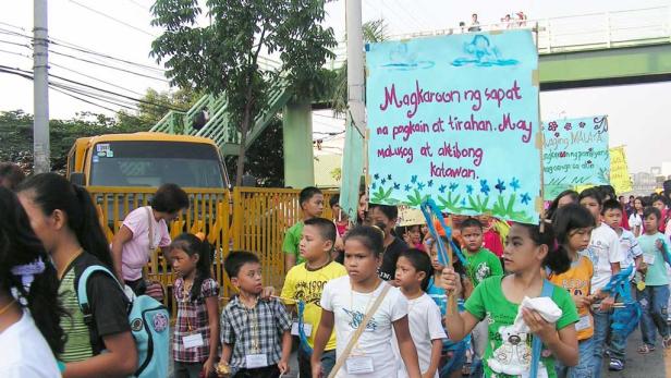 Kinderrechtsdemo in Manila u.a. für genug Essen, Wohnunterkunft, nicht zuletzt um gesunde, aktive Körper haben zu können (auf dem türkisen großen Transparent)